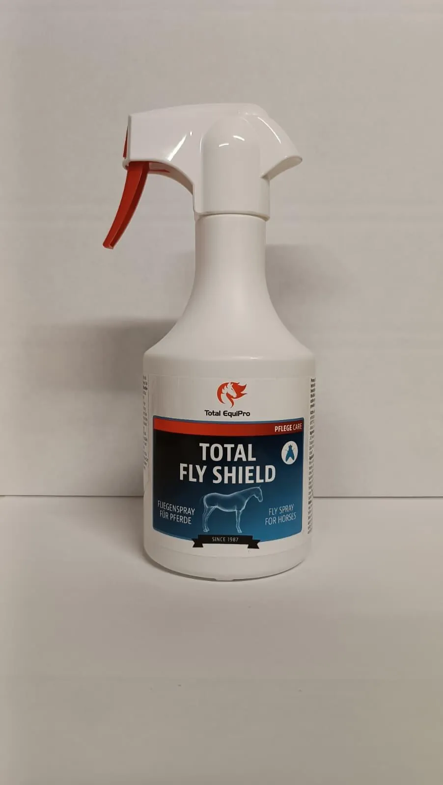 Fly Shield von TOTAL EquiPro vorher: Handyfoto vor grauer Wand
